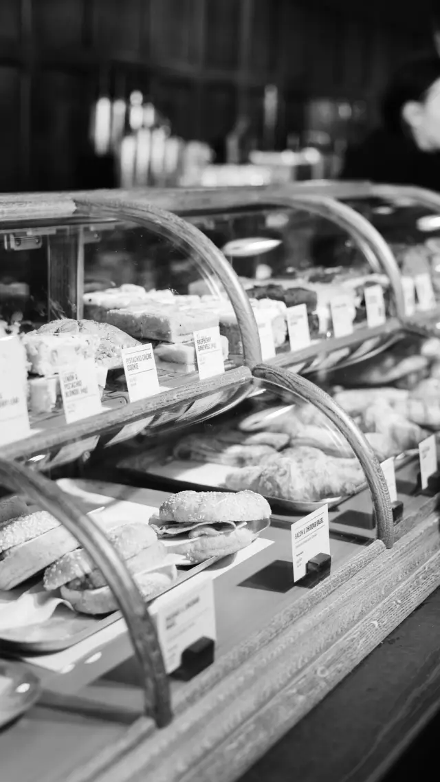 Can we all agree that coffee shop season is here to stay? ☕️

📍 @200degs 

#coffeeshopcorner #cosycoffee #200degrees #200degreescoffee #coffeeseason #cotswoldsdesigneroutlet