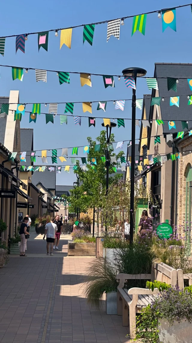 Sometimes when the sun is out, only a cold treat will do… 

🍦 @tpatisseriebox 

🏷️
Outlet shopping | Gelato | Patisserie | Handmade in Gloucestershire | British heatwave | Cotswolds Designer Outlet