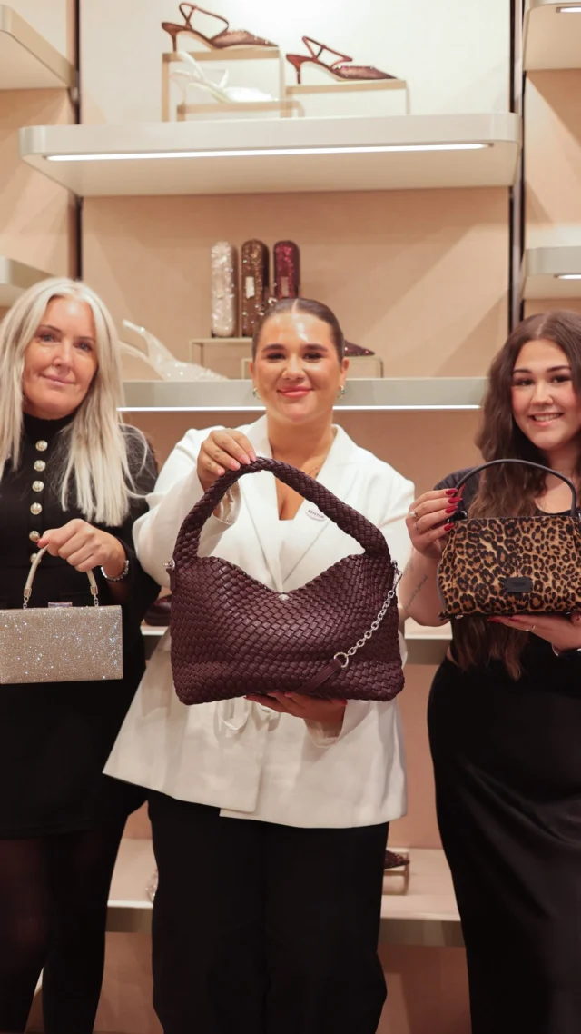 The 10th October marks National Handbag Day, and to celebrate @dune_london have started their mid-season sale with up to 50% off selected lines 🤩

Whether you’re after an everyday staple, something that takes you from day to night or something super glam for the upcoming festive season, now is a great time to treat yourself 👜👛

🏷️
Handbag shopping | Retail therapy | Sale shopping | Outlet prices | Cotswolds Designer Outlet | Autumn winter | Fall fashion